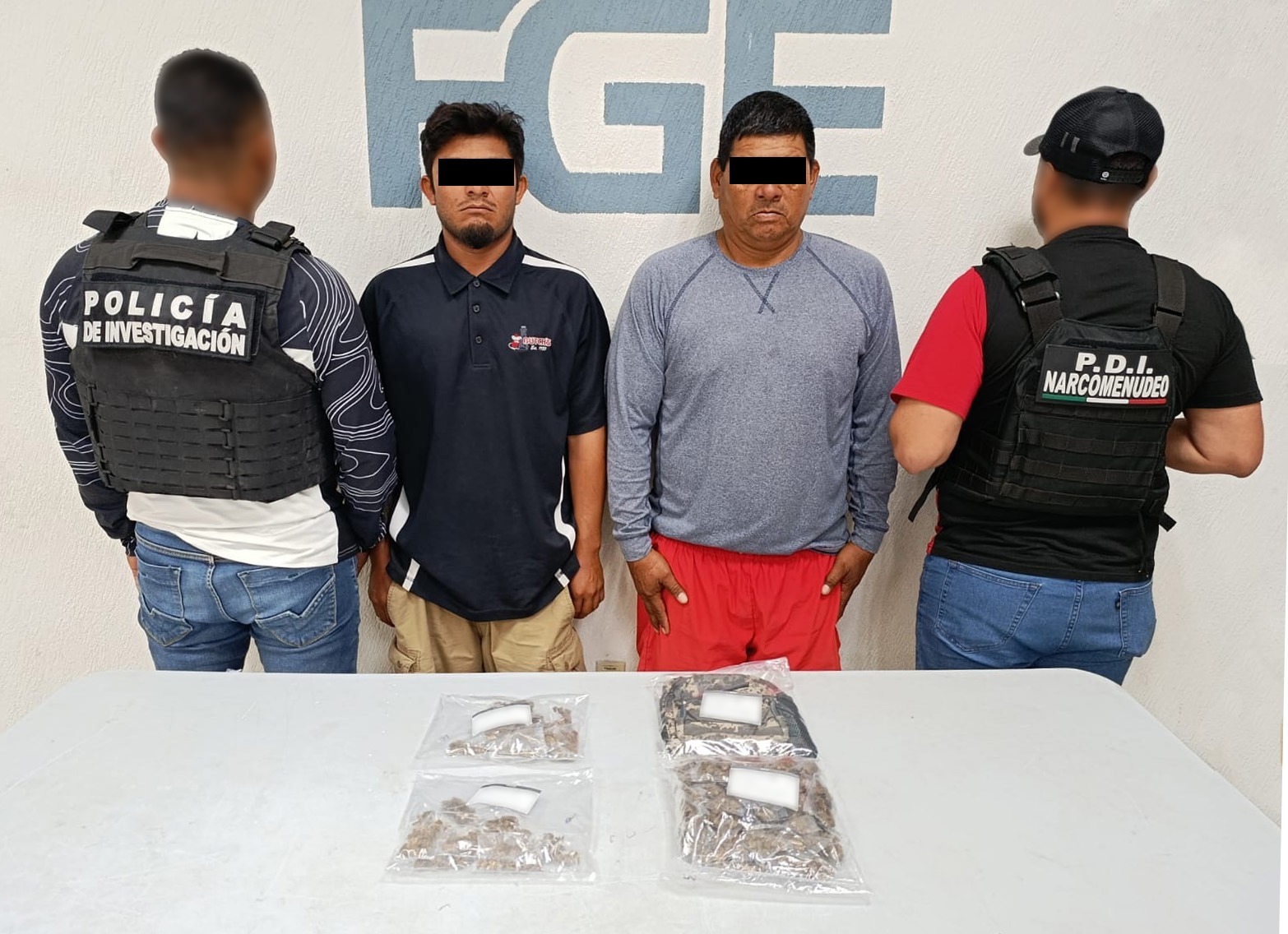Detienen FGE de Quintana Roo y Policía de Playa del Carmen a cuatro masculinos por narcomenudeo