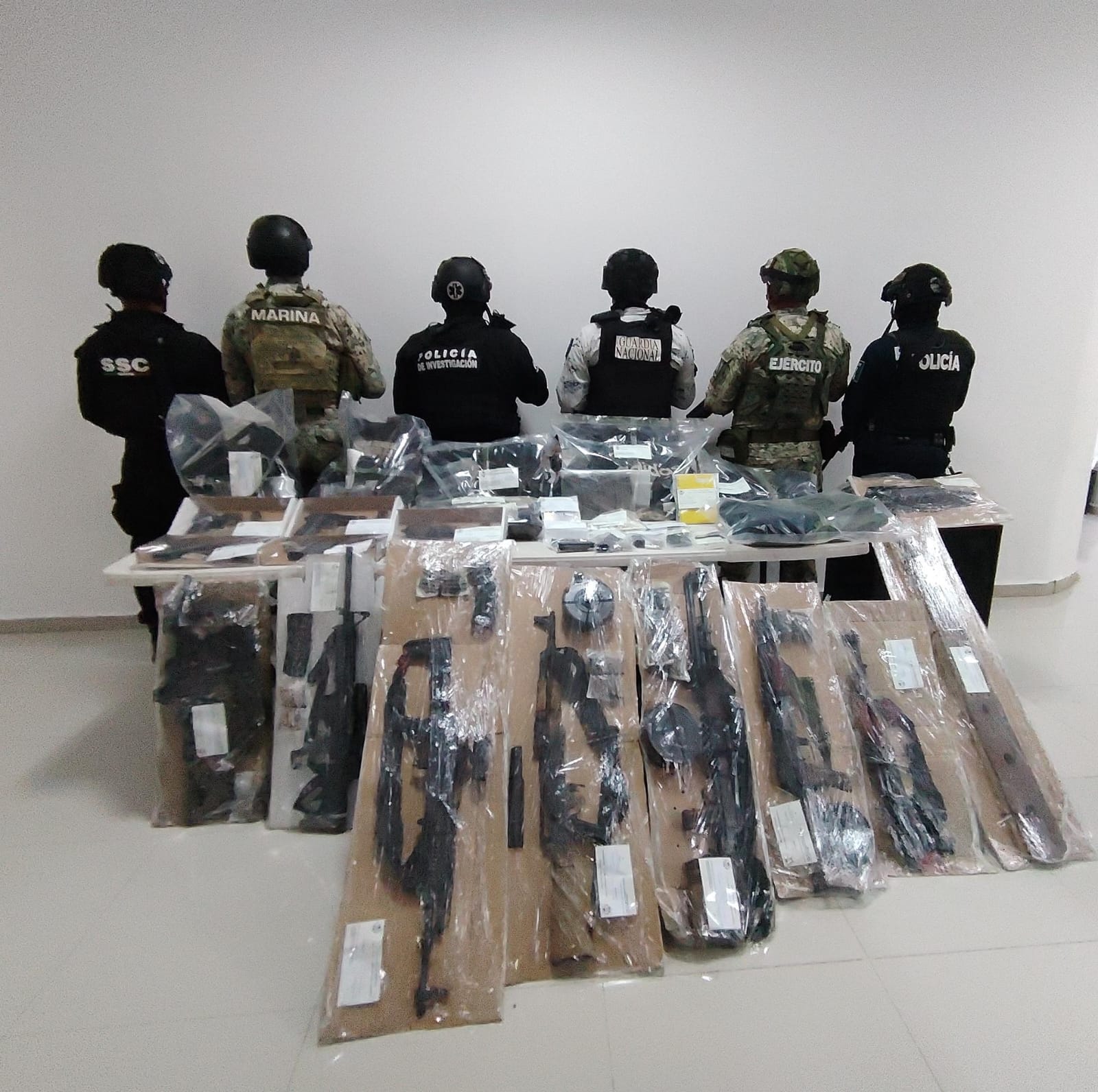 Hallan arsenal durante cateo