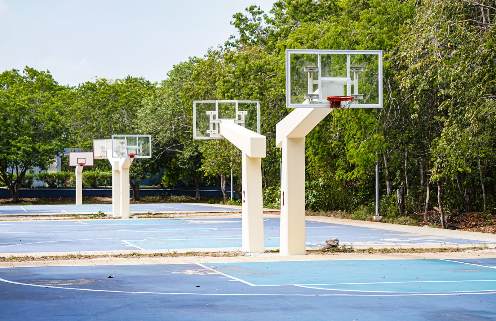 Dignifican canchas de baloncesto