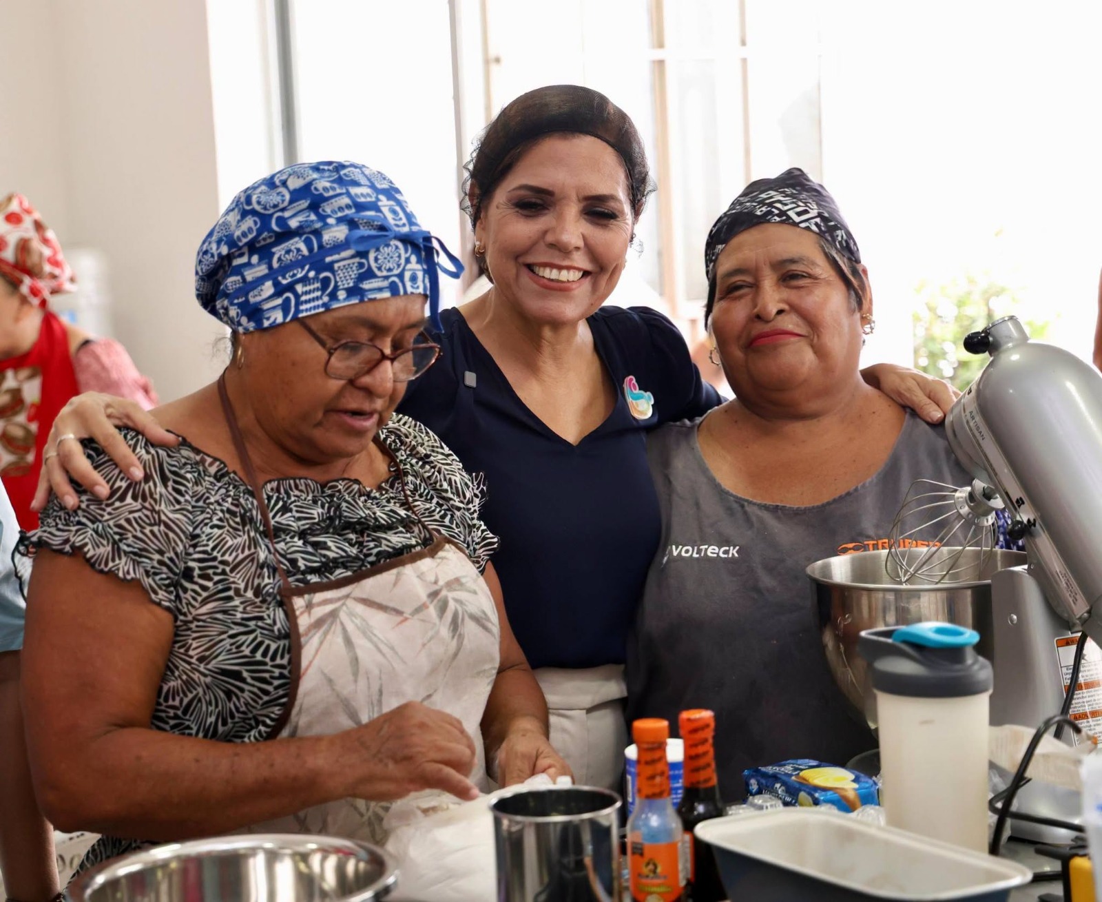 VERO LEZAMA CONVIVE CON ADULTOS MAYORES EN CANCÚN