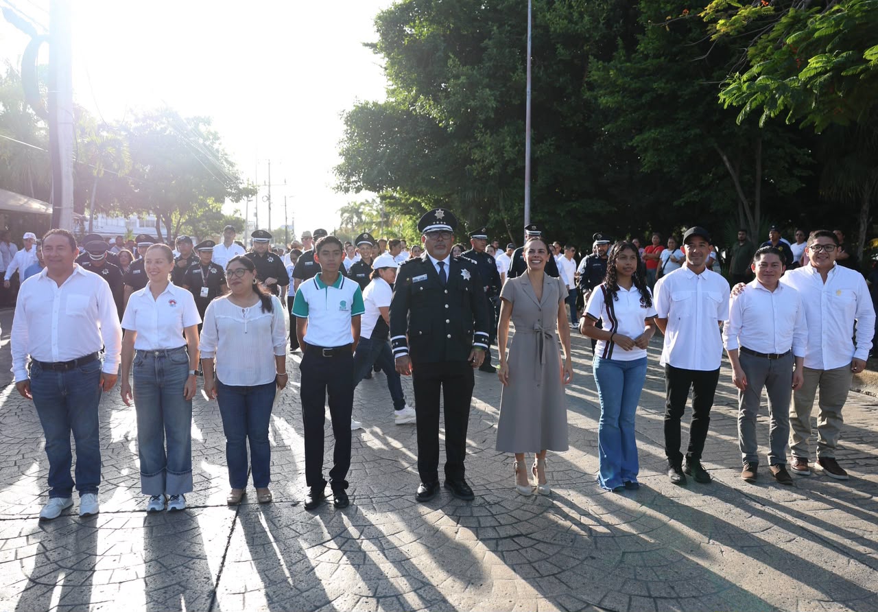 ENCABEZA ANA PATY PERALTA DESFILE CÍVICO-MILITAR EN LA ZONA FUNDACIONAL DE CANCÚN